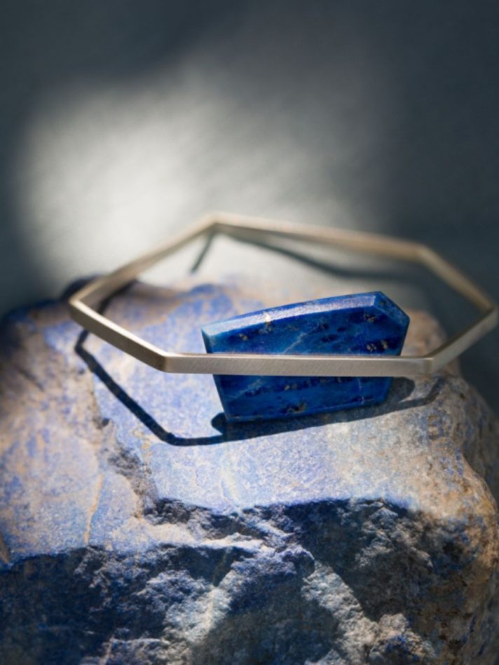 Vòng Tay Charm Đá Lapis Lazuli – Lore Segers Jewels