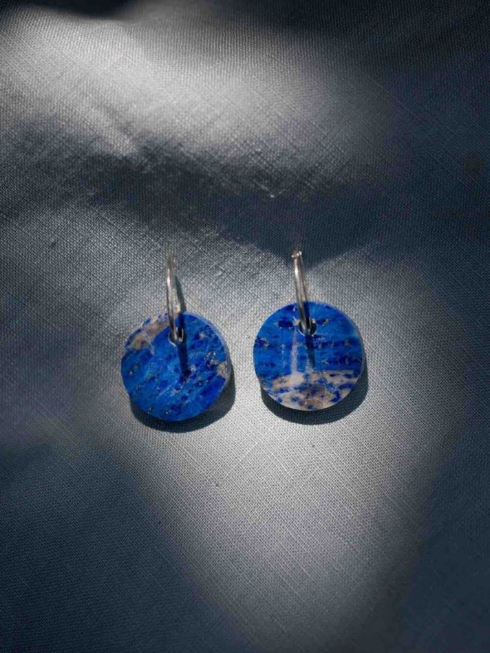 Hoa Tai Đá Lapis Lazuli Mặt Tròn – Lore Segers Jewels